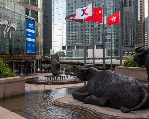 Hang Seng Edges Up After AI Selloff; Rate Worries, China Growth Uncertainty Linger