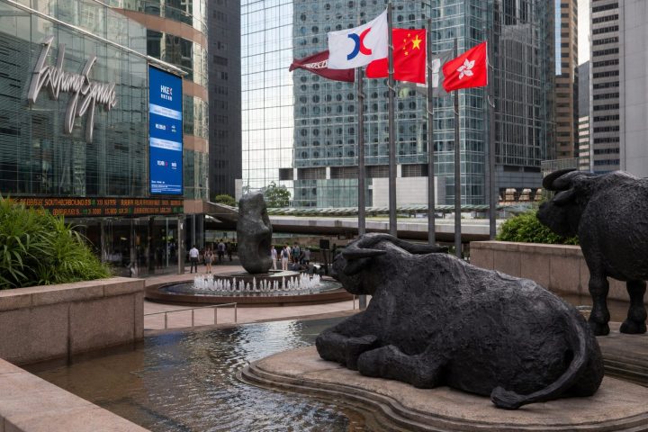 Hang Seng Edges Up After AI Selloff; Rate Worries, China Growth Uncertainty Linger