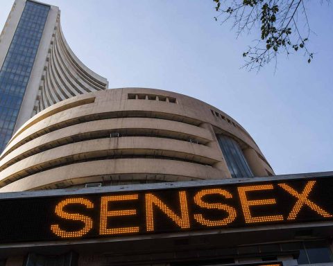 GIFT Nifty Dips, Oil, Rupee, FII Flows in Focus on Friday