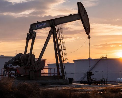Stocks climb as oil retreats on U.S.-Iran Hormuz deal; Friday agreement expected